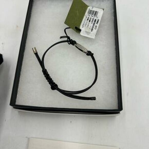 Gucci, black leather cord bracelet with sterling silver logo engraved plaque - Picture 8 of 11
